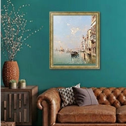 «Канал Джудекка в Венедиге» в интерьере гостиной с зеленой стеной над диваном