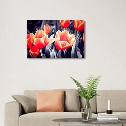 «Цветки ярко-красных тюльпанов» в интерьере современной светлой гостиной над диваном