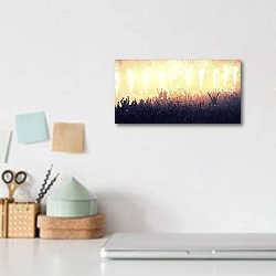 «Толпа на концерте с огнями и фейерверками» в интерьере офиса над столом