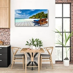 «Лежак на райском острове с красивым пляжем» в интерьере кухни с кирпичными стенами над столом