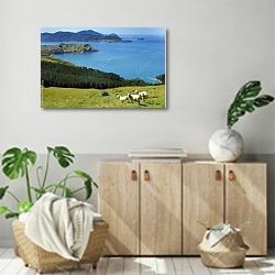 «Овцы у озера, Новая Зеландия» в интерьере современной комнаты над комодом