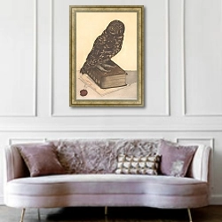 «Сова, сидящая на книге» в интерьере гостиной в классическом стиле над диваном