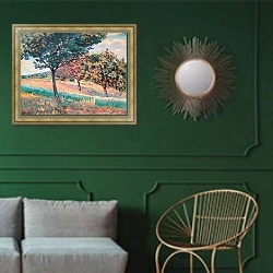 «Фруктовый сад на опушке леса в Сен-Шероне» в интерьере классической гостиной с зеленой стеной над диваном