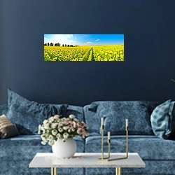 «Солнечное поле с подсолнухами» в интерьере современной гостиной в синем цвете