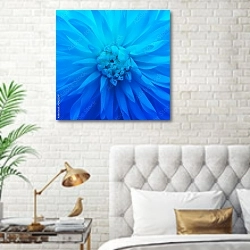 «Сердцевина синего цветка» в интерьере современной спальни в белом цвете с золотыми деталями