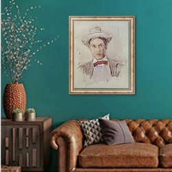 «Self-portrait» в интерьере гостиной с зеленой стеной над диваном
