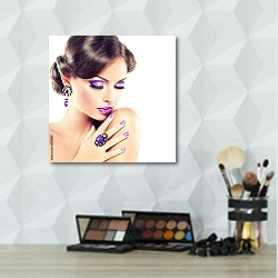 «Девушка с лиловым макияжем и маникюром» в интерьере салона красоты