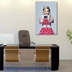 «Актриса с фотокамерой» в интерьере офиса над столом начальника