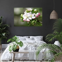 «Яблоневый цвет» в интерьере современной спальни с черными стенами