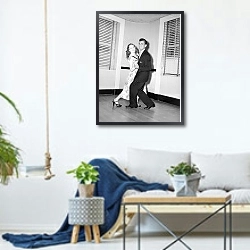 «История в черно-белых фото 253» в интерьере гостиной в скандинавском стиле над диваном