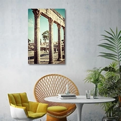 «Древние римские руины, Тунис» в интерьере современной гостиной с желтым креслом