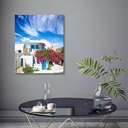 «Греция, Санторини. Маленький дом с цветами в городе Ия» в интерьере современной гостиной в серых тонах