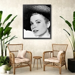«Kelly, Grace 2» в интерьере комнаты в стиле ретро с плетеными креслами