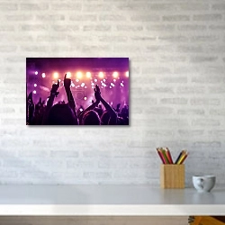 «Поднимите руки вверх!» в интерьере офиса над рабочим столом