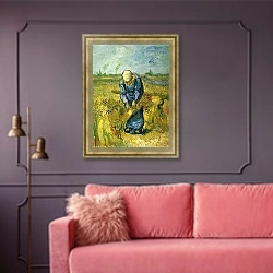 «Крестьянка, связывающая сноп» в интерьере гостиной с розовым диваном