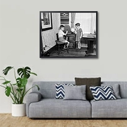 «История в черно-белых фото 1212» в интерьере гостиной в скандинавском стиле с серым диваном