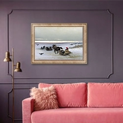 «Домой. 1881» в интерьере гостиной с розовым диваном