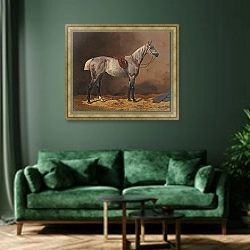 «Оседланная скаковая лошадь в конюшне» в интерьере зеленой гостиной над диваном