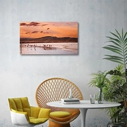 «Фламинго на пляже, атлантическое побережье Намибии» в интерьере современной гостиной с желтым креслом