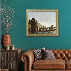 «De grote houtpoort te Haarlem.» в интерьере гостиной с зеленой стеной над диваном