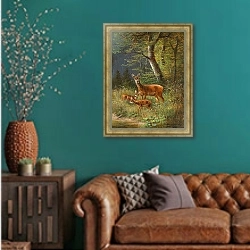 «Семейство благородных оленей на лесной поляне» в интерьере гостиной с зеленой стеной над диваном