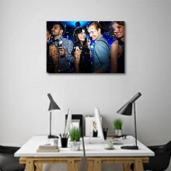 «Пара танцует» в интерьере современного офиса над столами работников