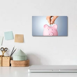 «Свинья копилка» в интерьере офиса над столом