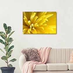 «Желтые лепестки» в интерьере современной светлой гостиной над диваном