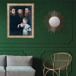«Три мужчины и маленькая девочка» в интерьере классической гостиной с зеленой стеной над диваном