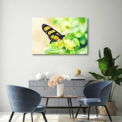«Черно-желтая бабочка на желтом цветке» в интерьере современной гостиной над комодом