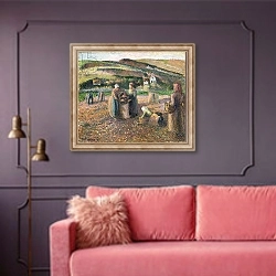 «Picking Potatoes, 1893» в интерьере гостиной с розовым диваном