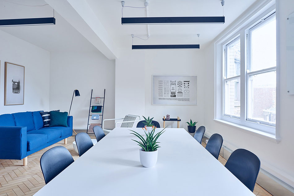 Постеры с печатной машинкой в собранном и разобранном виде в офисе типографии