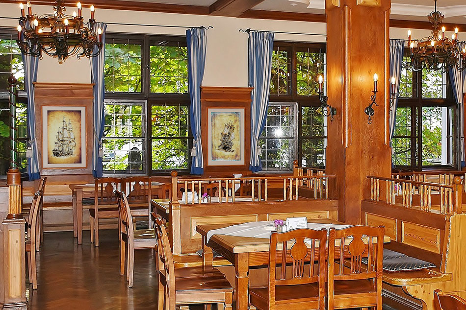 Два винтажных постера со старинными парусниками в ресторане в стиле ретро