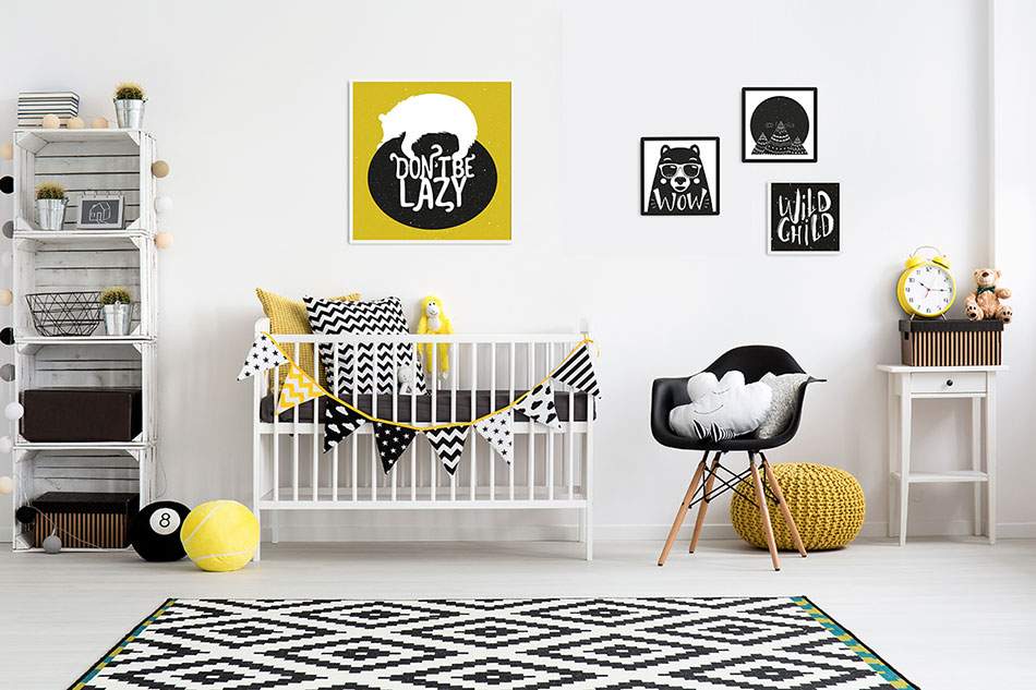 Серия постеров в монохромной детской комнате с желтыми элементами