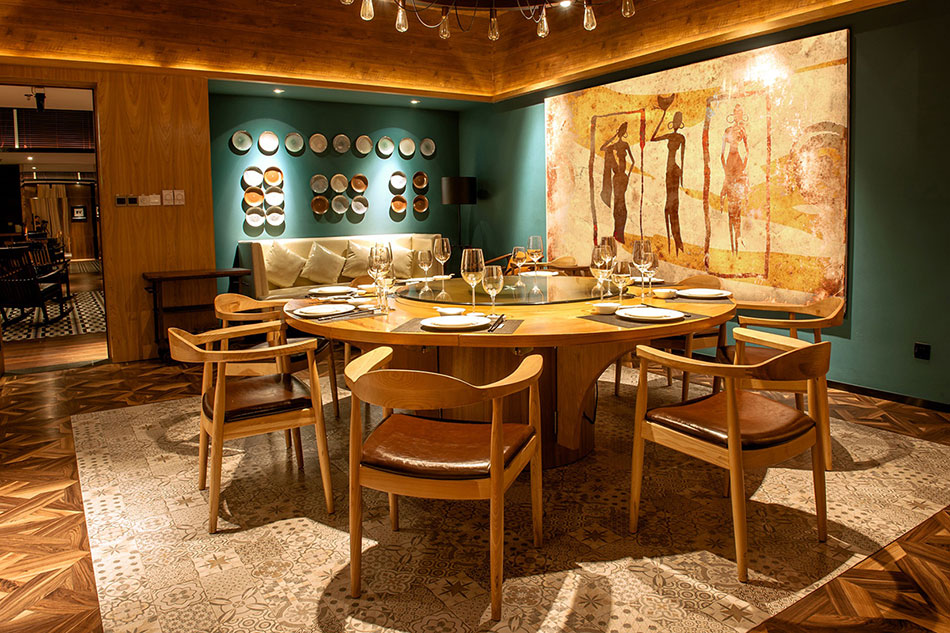 Большая картина на галерейном подрамнике с силуэтами африканок в кафе в африканском стиле