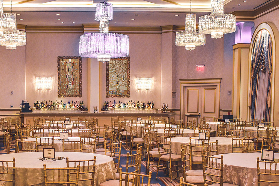 Две картины Климта в золотых рамах в просторном зале ресторана в классическом стиле