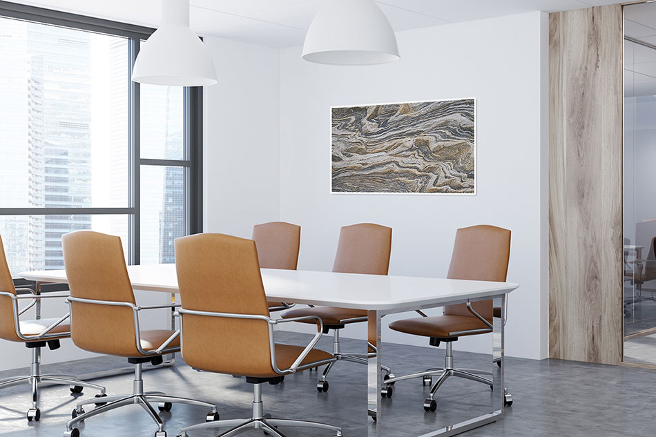 Постер с текстурой камня в белой раме на стене переговорной