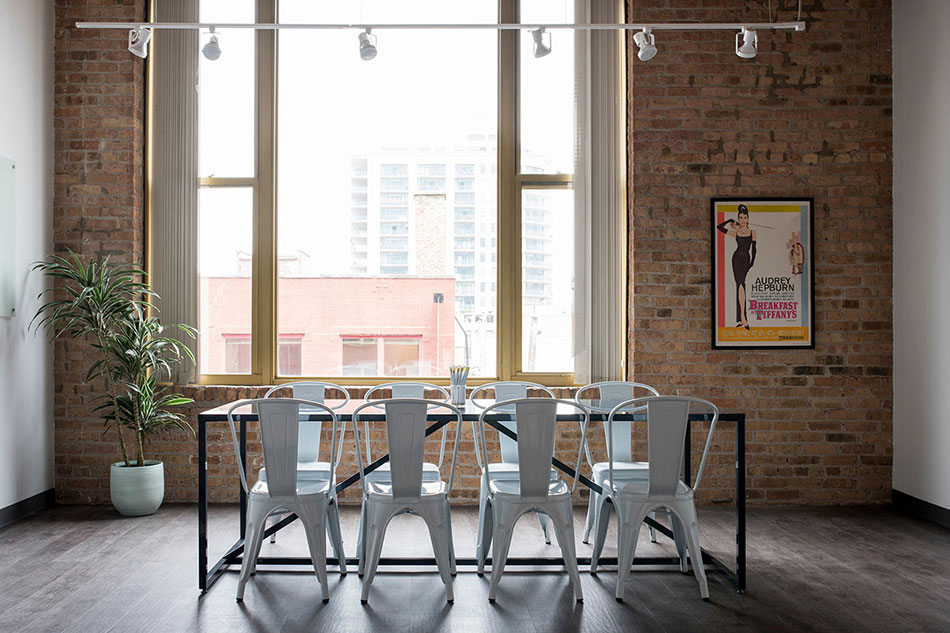 Ретро-афиша с Одри Хепберн в конференц-зале офиса в стиле лофт