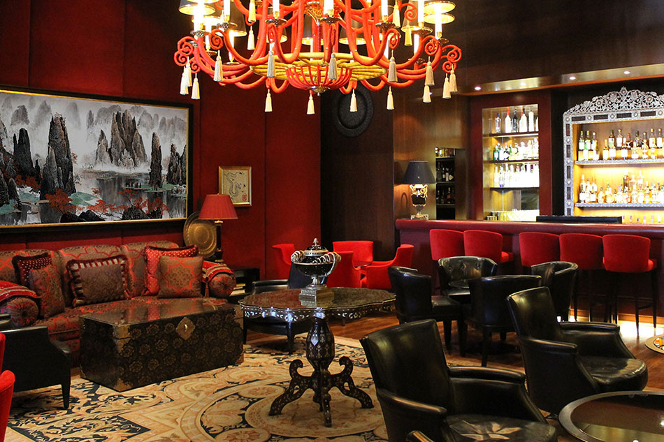 Картина с азиатским пейзажем и маленький постер с драконом в ресторане в китайском стиле