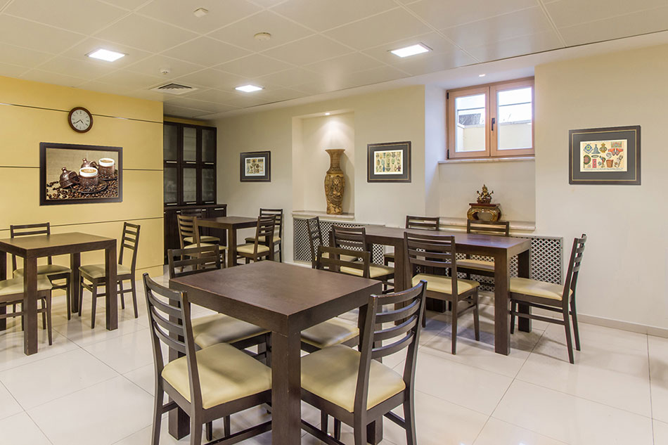 Постер с арабским кофе и гравюры с изделиями восточной культуры в ресторане восточной кухни