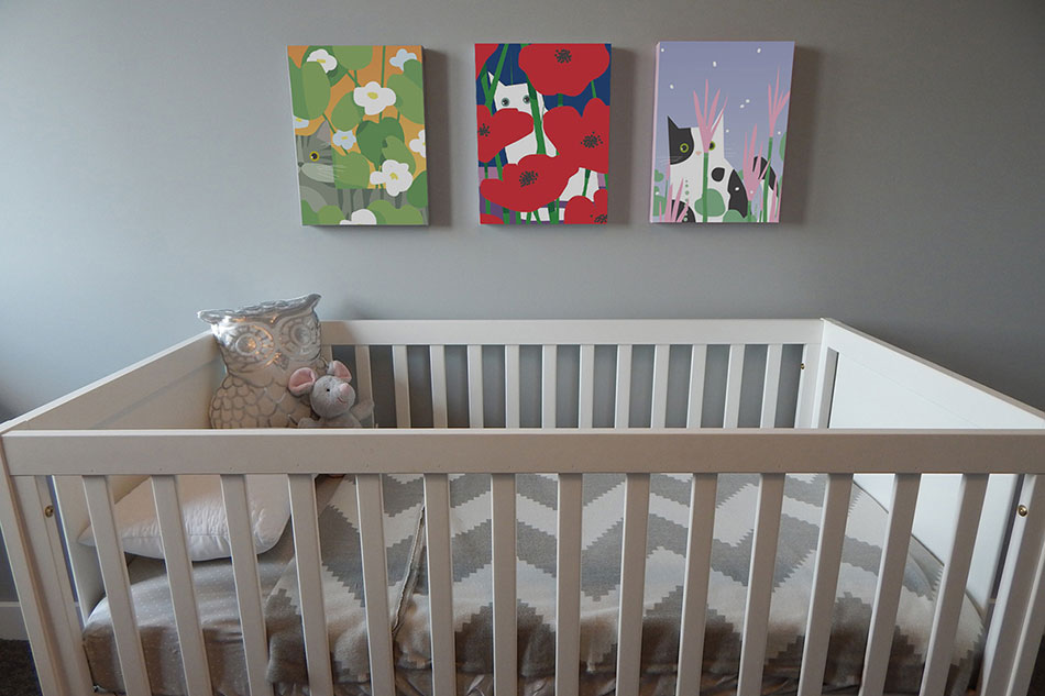 Три постера с кошечками в детской комнате над кроваткой