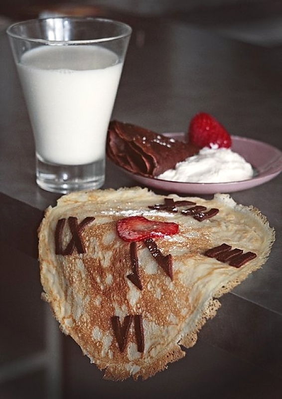 картина «Постоянство памяти» Сальвадора Дали из блина.