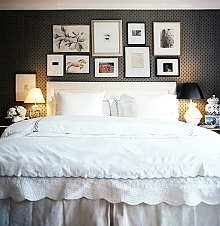 Идеи для развески картин в спальне