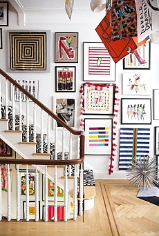 Развеска группы картин