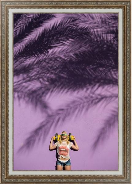 Постер Девушка со скейтбордом в тени пальмовых листьев с типом исполнения На холсте в раме в багетной раме 595.M52.330