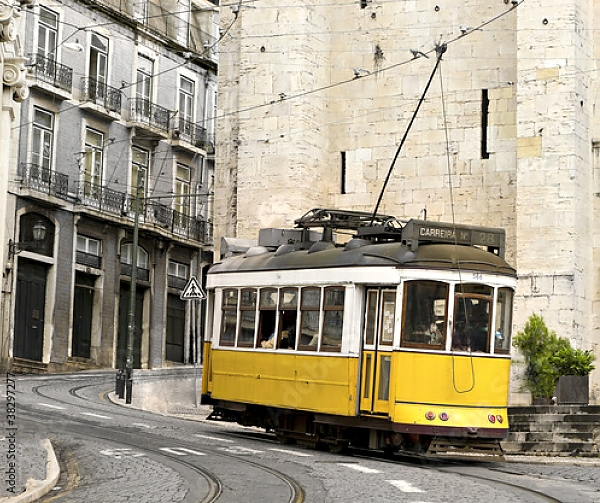 Постер Португалия, Лиссабон. Classic yellow tram с типом исполнения На холсте без рамы