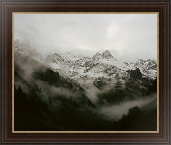 Постер Темные туманные горы с типом исполнения На холсте в раме в багетной раме 1.023.151