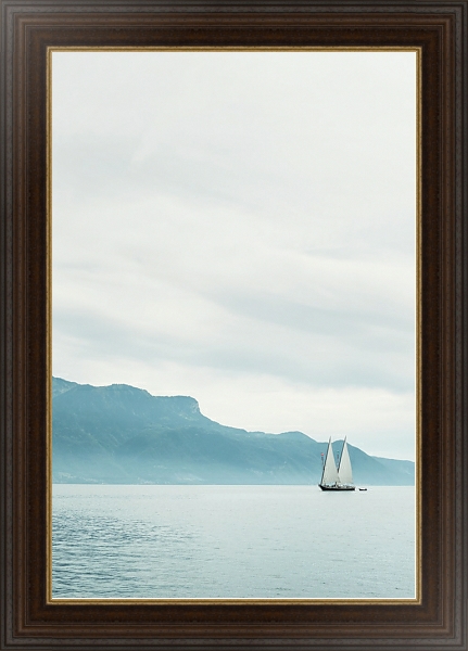 Постер Парусник у скал, Веве, Швейцария с типом исполнения На холсте в раме в багетной раме 1.023.151