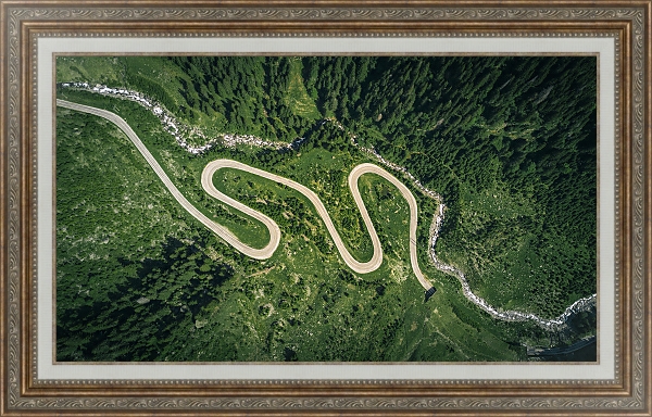 Постер Извилистая дорога среди лесов с типом исполнения На холсте в раме в багетной раме 595.M52.330