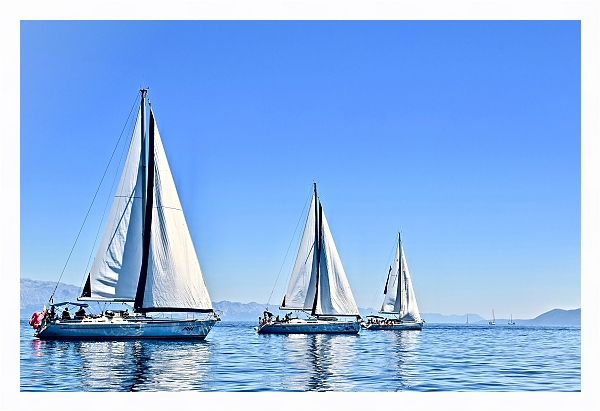 Постер Три яхты под парусами на озере  с типом исполнения На холсте в раме в багетной раме 221-03